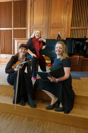 Das Trio auf den Bühnenstufen vor dem Steinway-Flügel