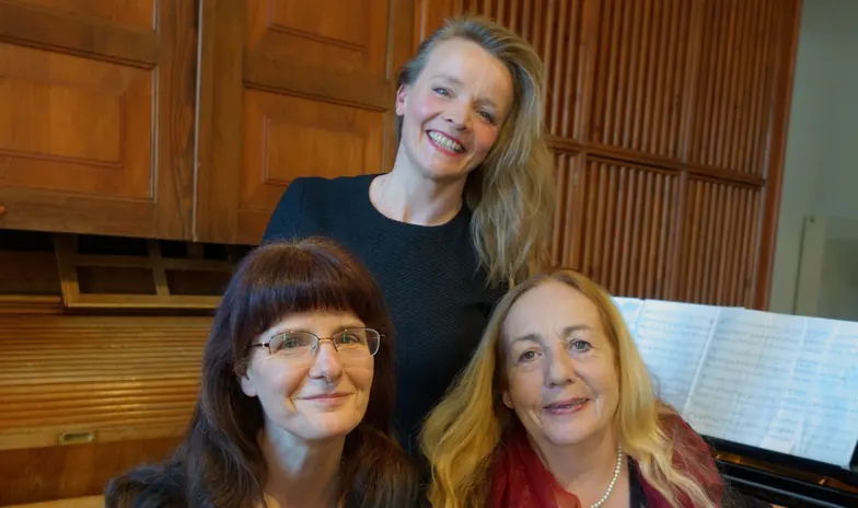 Siso Hagen, Katalin Kertész und Katja Brandl lächelnd am Flügel