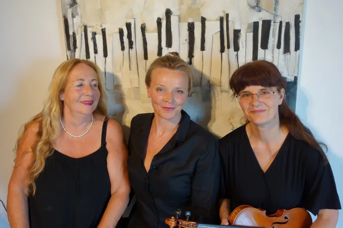 Siso Hagen, Katja Brandl und Katalin Kertész vor einem Gemälde mit Klaviertasten