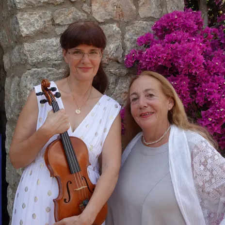 Katalin Kertész mit Violine und Siso Hagen vor Bougainvillea