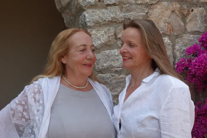 Siso Hagen und Katja Brandl im Gespräch an einer Steinmauer