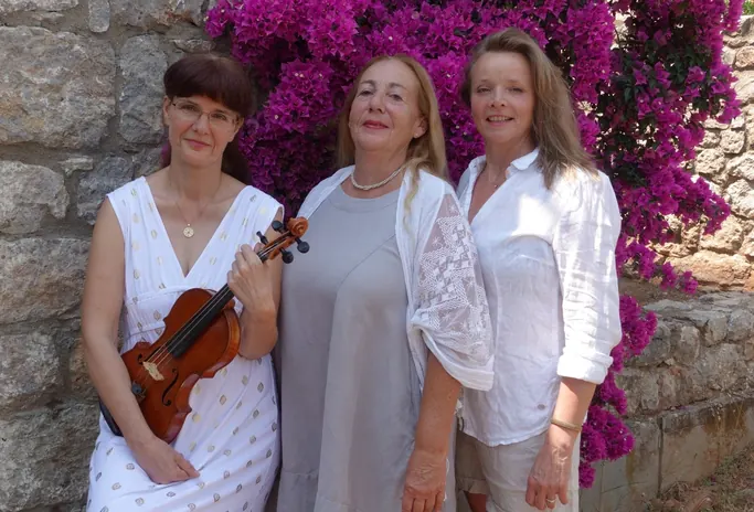 Das Trio vor einer Steinmauer mit blühender Bougainvillea